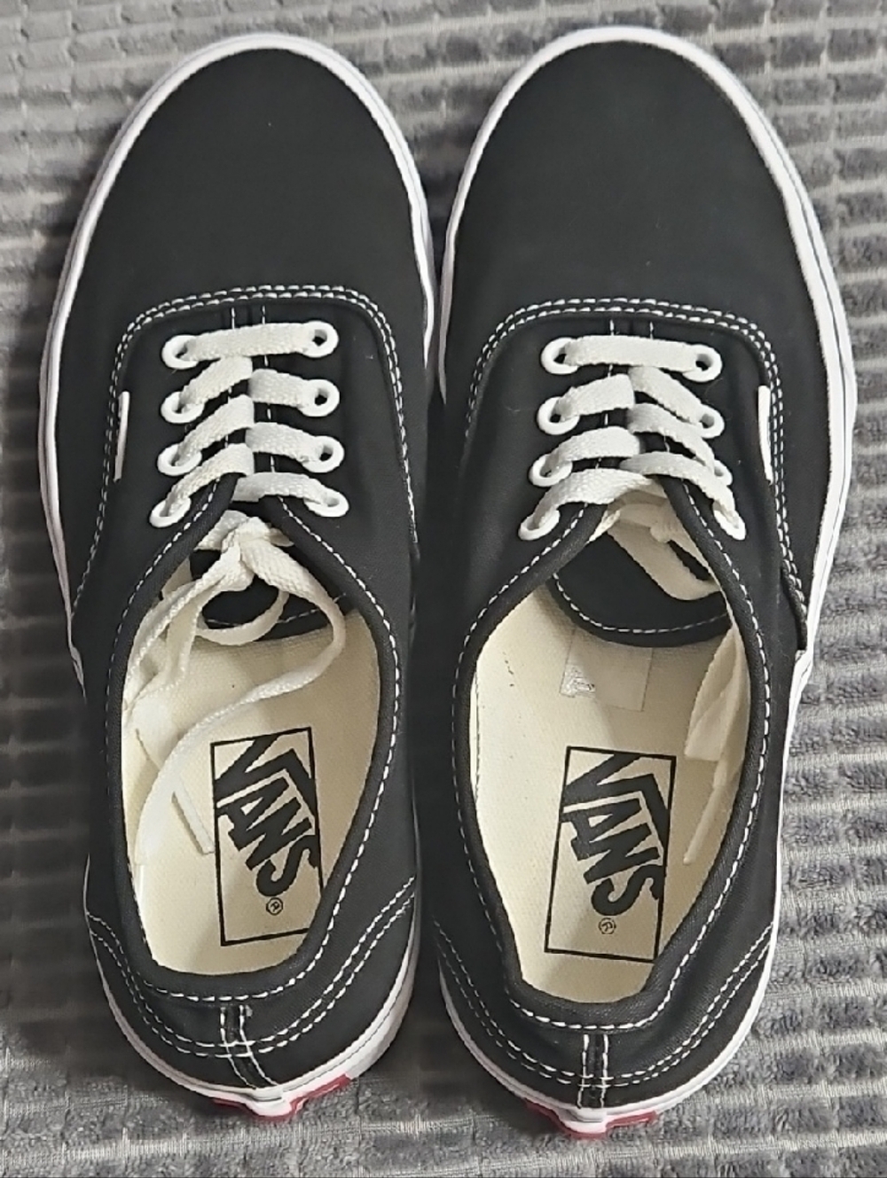 M6 W7.5 Y5.5 Vans Black Canvas Low-Top Sneakers